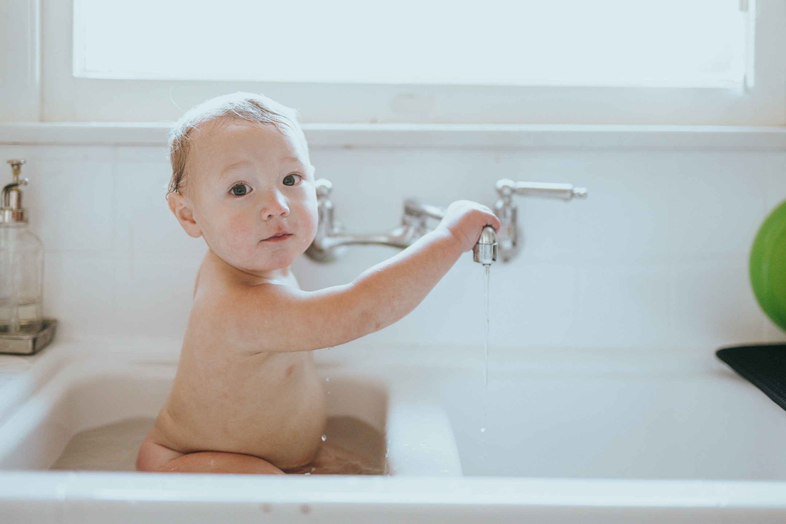 Pourquoi savonner bébé hors du bain ? - Jolis moments