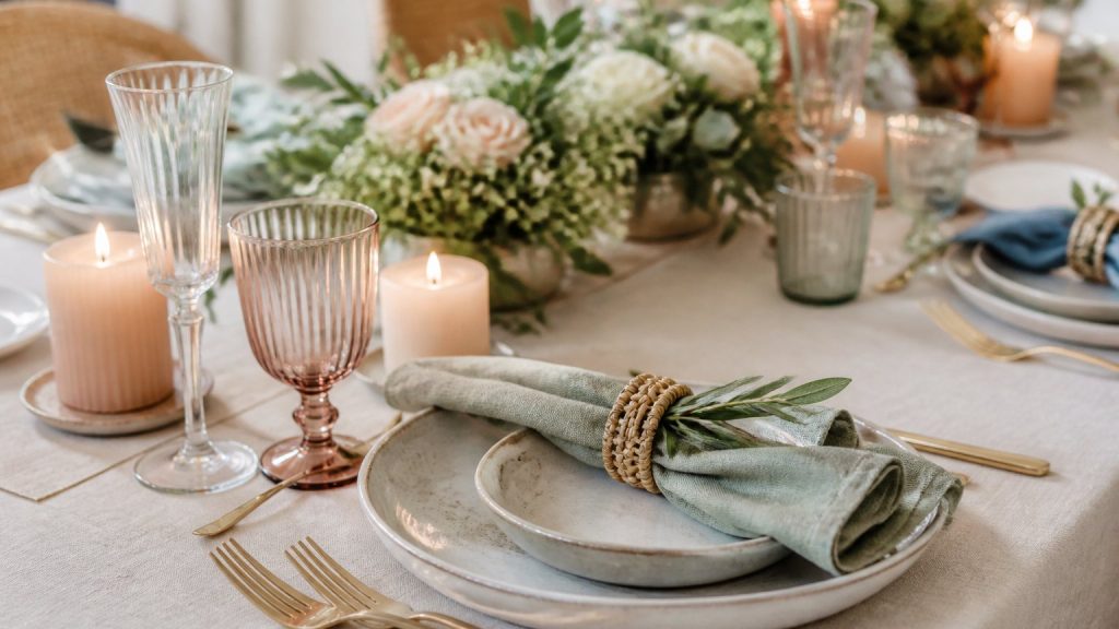 Illustration de Table de fête et décoration : composer une table cohérente